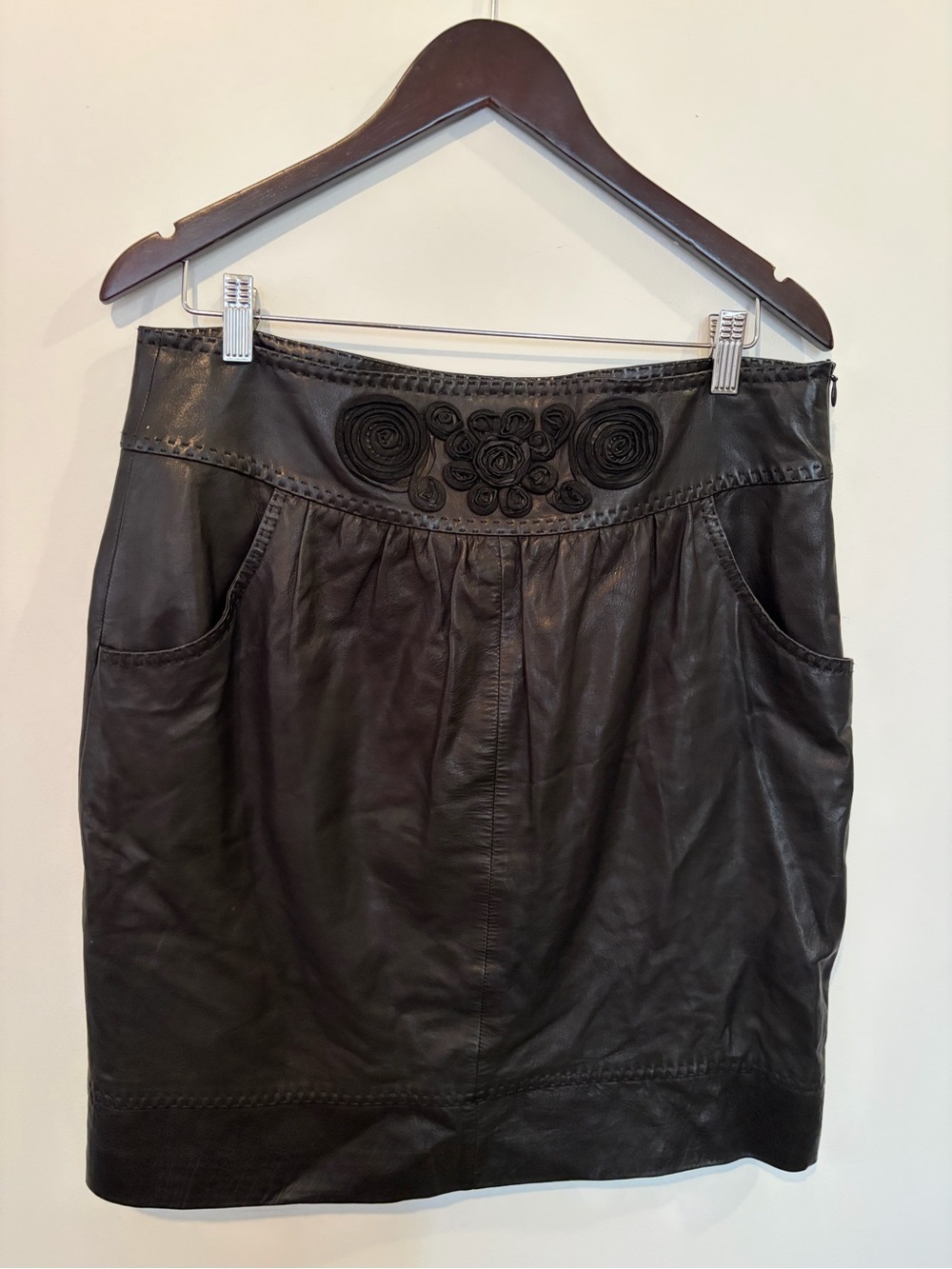 ESCADA 100% Nappa Lambs Leather Pencil Skirt with Black Rose detailing - 40